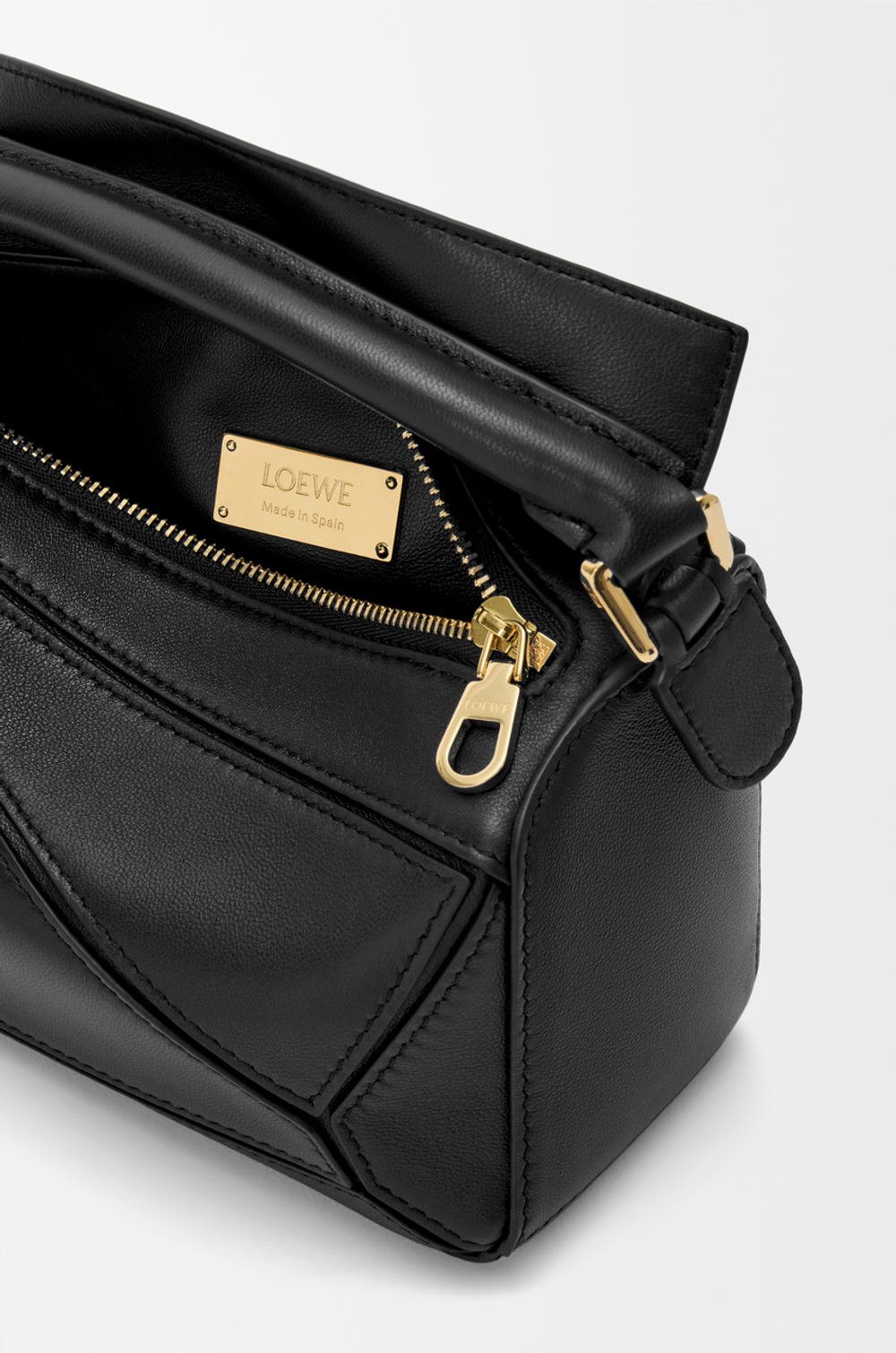 Loewe Сумка-мини Puzzle Featherlight из овечьей кожи наппа, черный