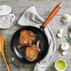 STAUB Сковорода Fiesta чугунная с деревянной ручкой 24 см (2 сорт)