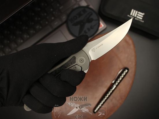 Складной нож WE Knife Synergy2 912CF-A c клинком из стали Böhler M390 Microclean®, рукоять титан