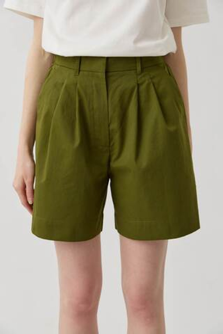 Шорты со складками зеленого цвета