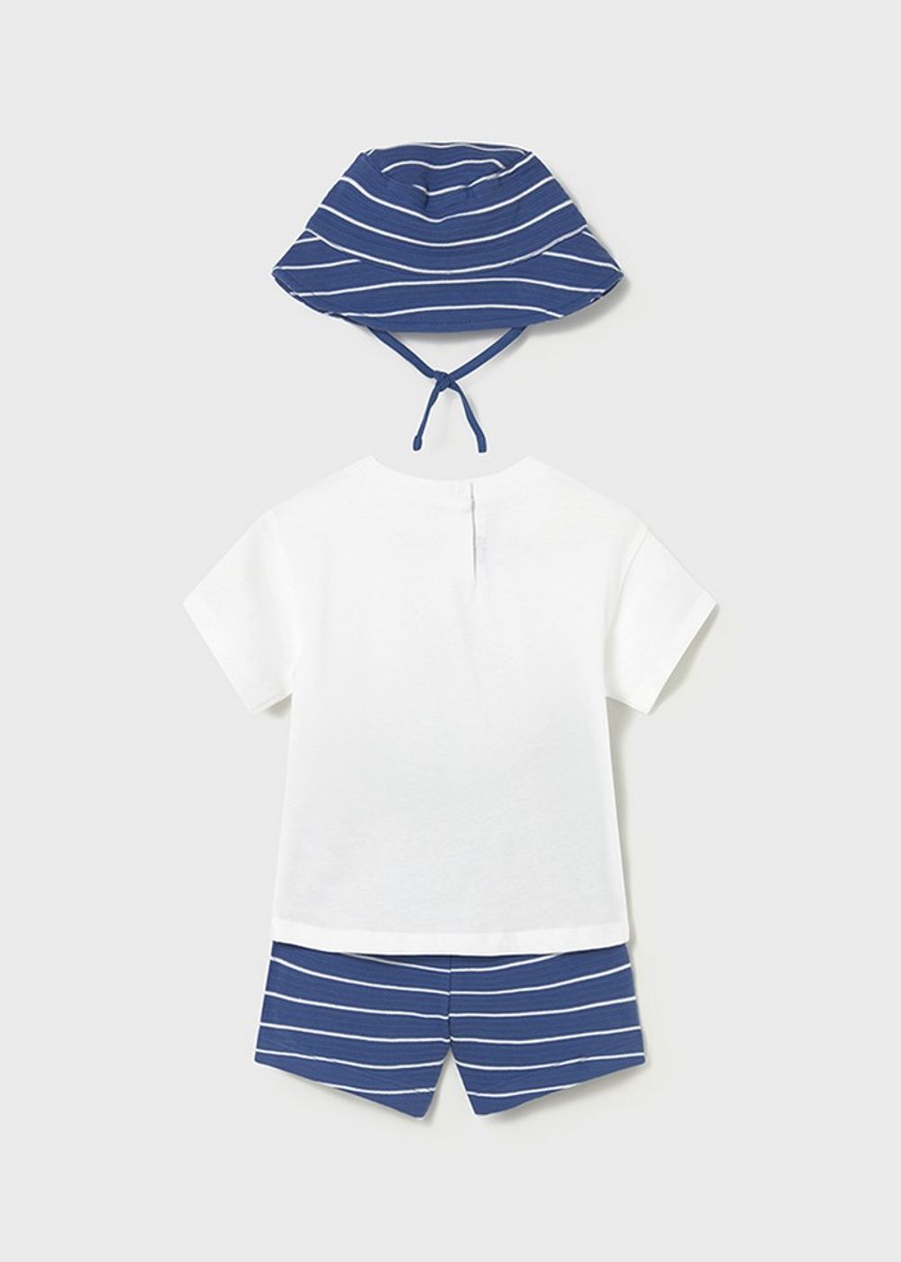 футболка с шортами и панамкой