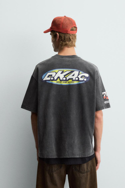 ZARA ФУТБОЛКА С ГРАФИЧЕСКИМИ ЛОГОТИПАМИ, ТЕМНЫЙ АНТРАЦИТ