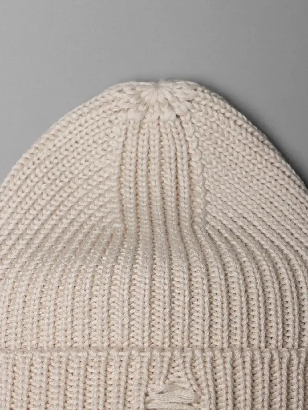 Шапка женская на осень рваная