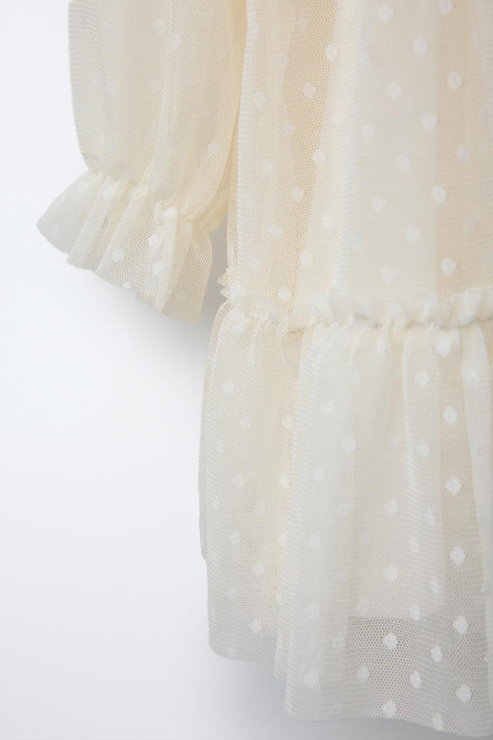 ZARA ПЛАТЬЕ С ОБОРКАМИ В ГОРОШЕК, ЭКРЮ