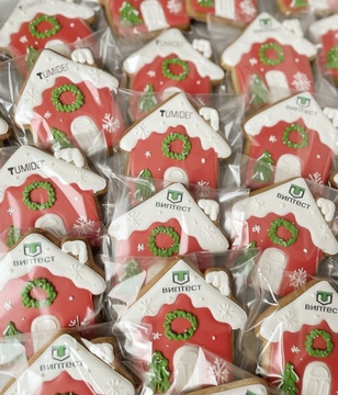 Имбирный новогодний домик с логотипом