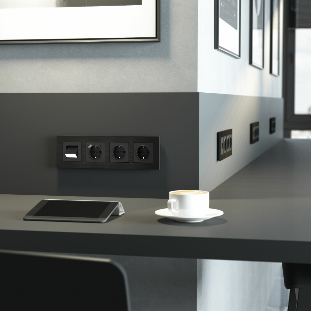 Рамка на 4 поста AluMax (черный алюминий)