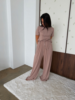 Костюм с силуэтной футболкой в цвете мокко