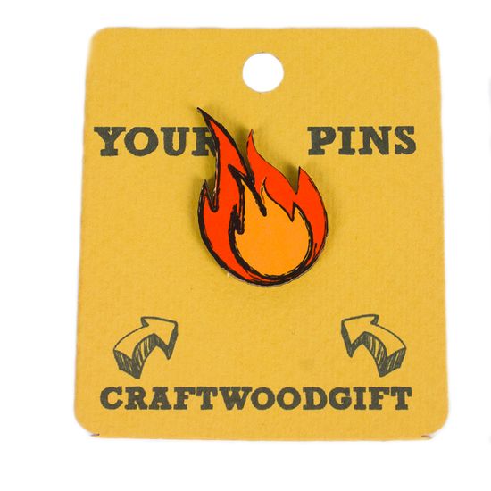 Деревянный значок. HOTTEST