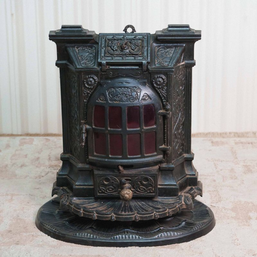 Антикварная чугунная печь