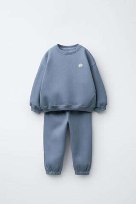 ZARA КОМПЛЕКТ ИЗ ТОЛСТОВКИ И ДЖОГГЕРОВ С ВЫШИВКОЙ, ВЫЦВЕТШИЙ СИНИЙ