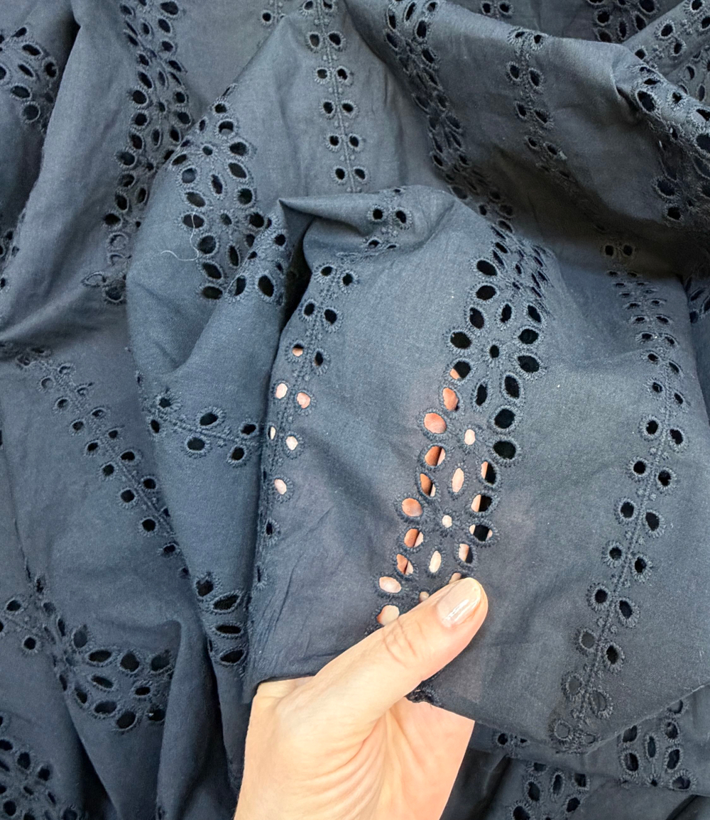 Ткань хлопок - шитье (прошва ) с перфорацией 100% хлопок . (Италия) ш-145см 1 м