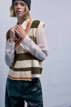 PULL&BEAR Жилет с контрастным вырезом "Stranger Things", зеленый