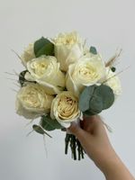 Свадебный букет из одноголовых роз, эвкалипта и сухоцветов