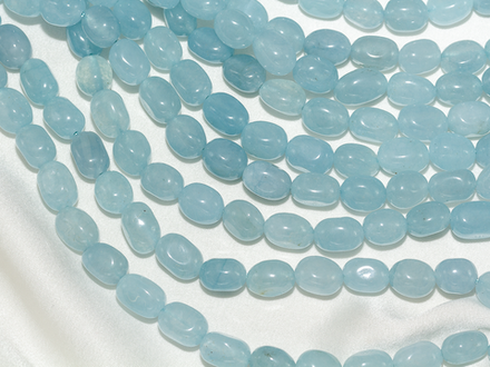 Нить бусин из тонированного кварца 7,5-9мм (галтовка)