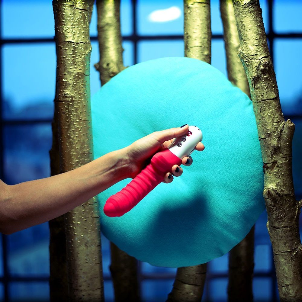 Красный вибратор с рёбрышками Tiger - 22,3 см. (Цвет: красный)