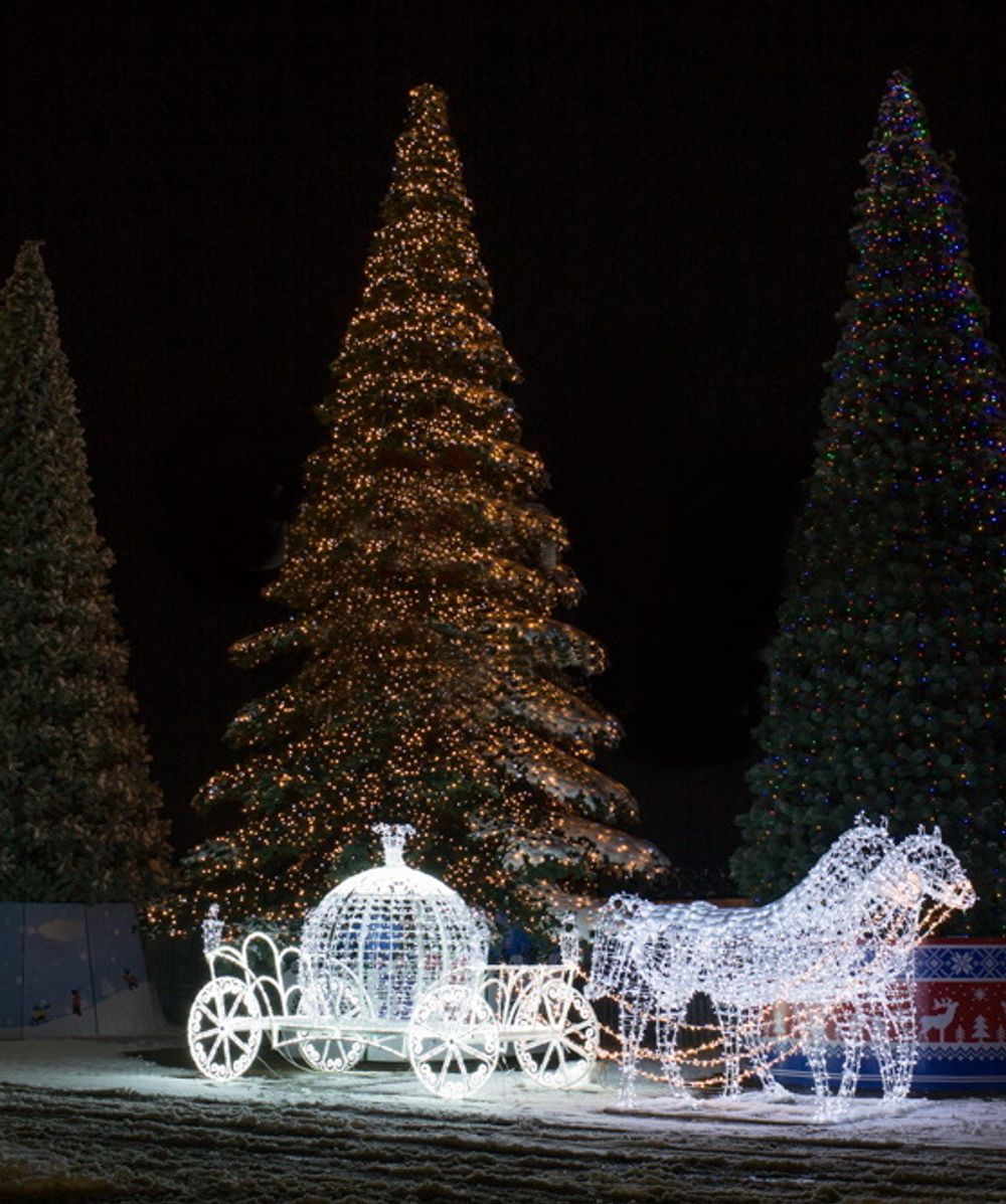 Светодинамическая елка ствольная - встроенная гирлянда: Теплый свет - "Таежная" от 11 до 21 м