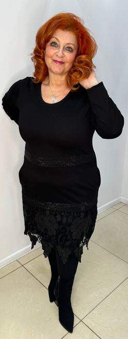 Трикотажное черное платье с ажурным низом