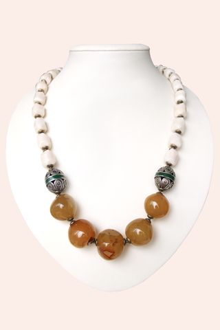 Бусы из крупного сердолика и белого коралла