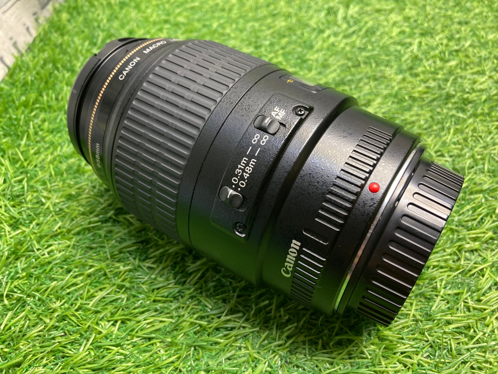Canon EF 100mm 2.8 Macro USM