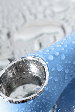 Голубой силиконовый вибратор с электростимуляцией GALVANI VIBE - 21 см.