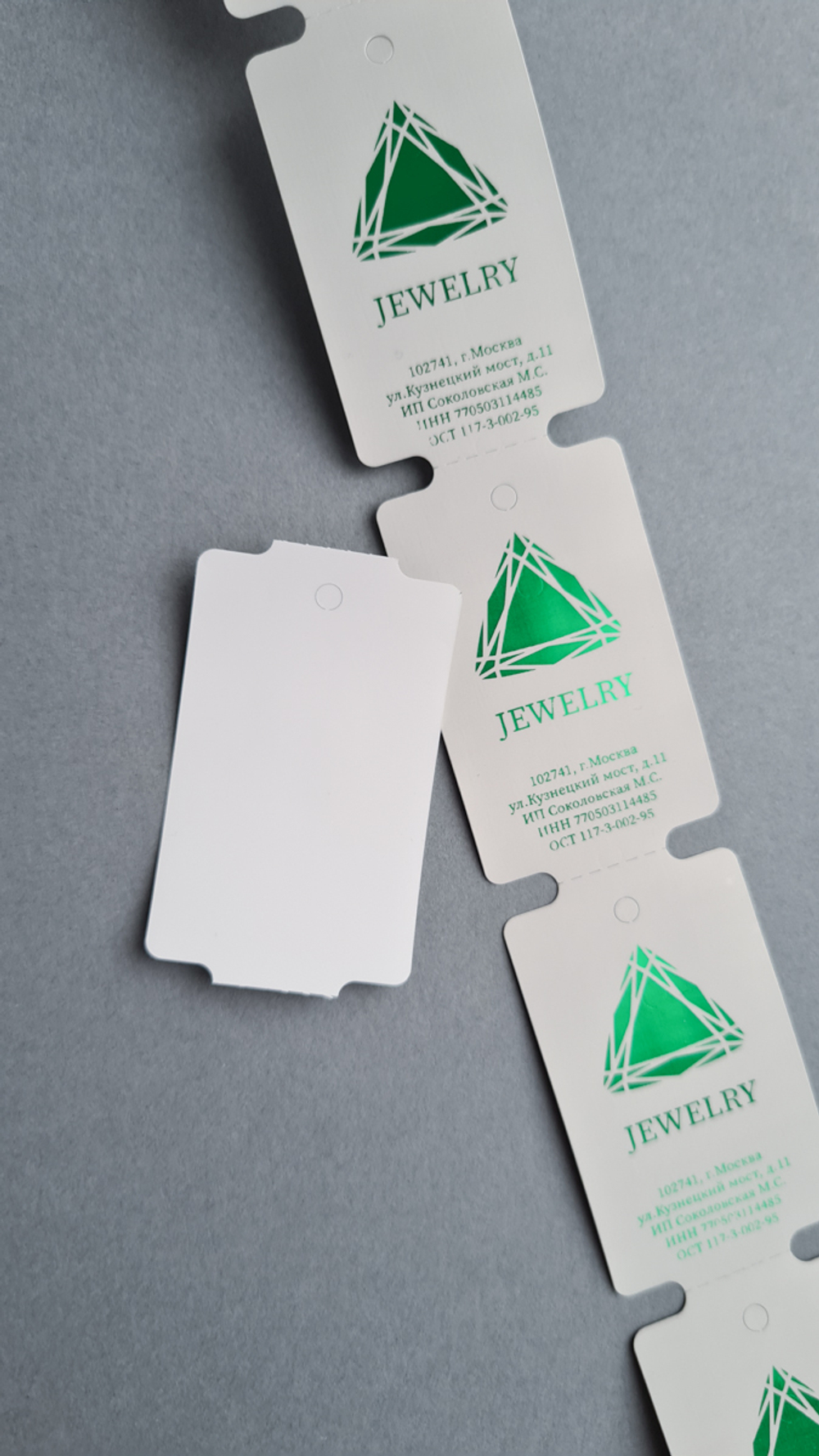 Светло-серые бирки. Печать зеленой фольгой.