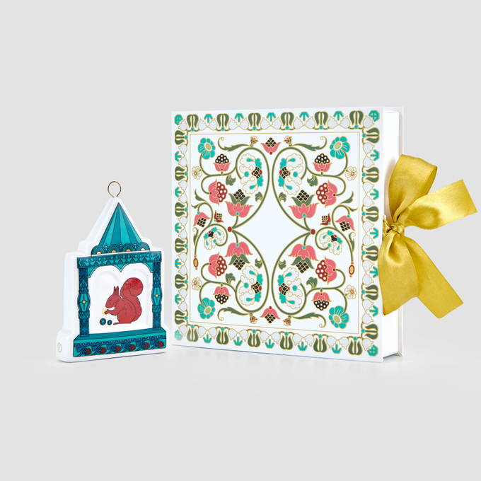 Елочная игрушка Farforite «Белочка / Из сказки в сказку» в подарочной коробке