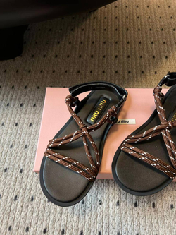 Женские сандалии Miu Miu коричневого цвета шнурованные