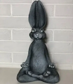 Фигура из гипса «Заяц Йога» 42 см (античное серебро)