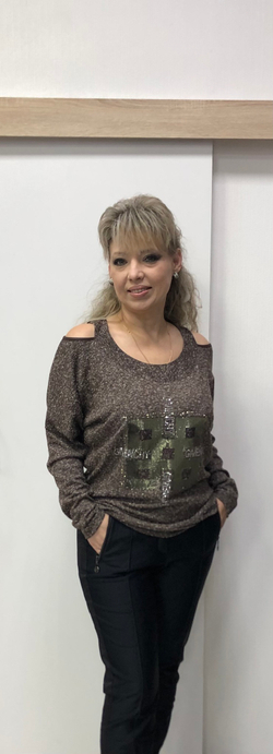 Бежево-коричневый джемпер со стразовой отделкой по груди и вырезами по плечам.