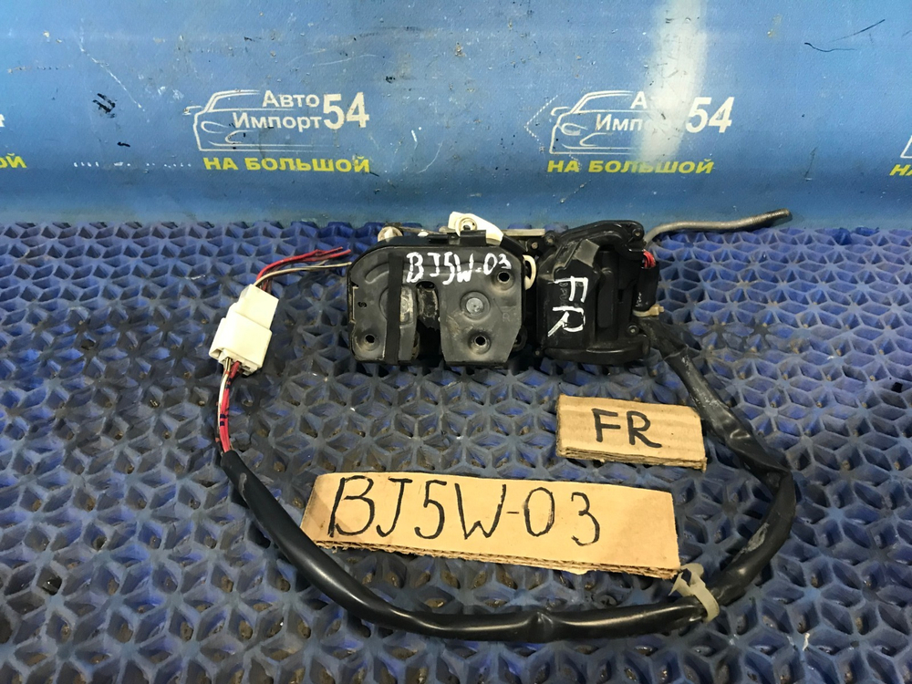 Замок двери передней правой MAZDA FAMILIA 2001