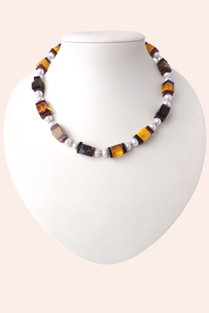 Стильный чокер с балтийским янтарём и пресноводным жемчугом