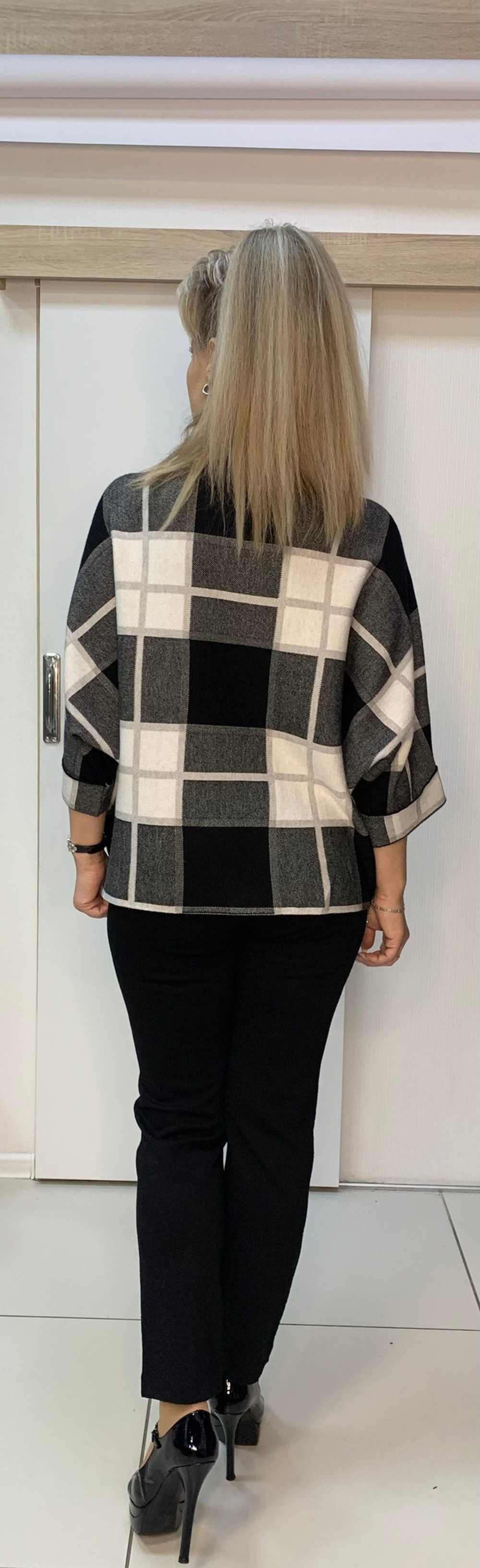 Теплый джемпер в черно-белую клетку