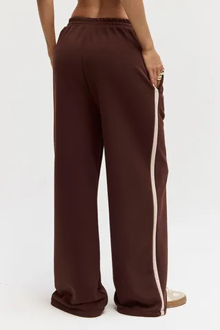 Широкие джоггеры без начеса с лампасом шоколадного цвета