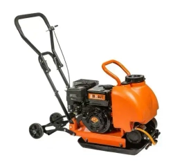 Виброплита бензиновая Brait PC-60 с баком для воды и колесами (6.5 лс, 61 кг, площадка 500*370 мм, 11 кН) вибротрамбовка Брайт / для уплотнения сыпучего и смешанного грунта, песка, гравия, щебня