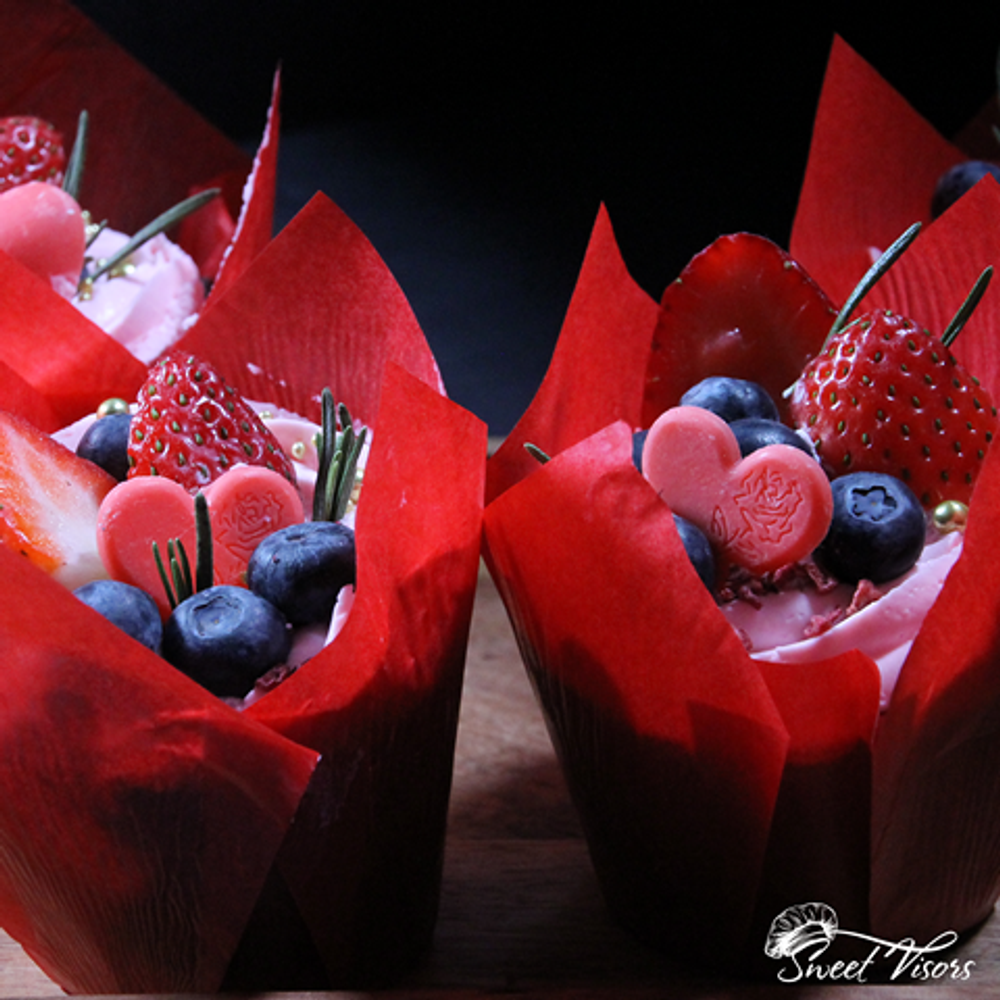 Капкейк 8 марта кондитерская Sweet Visors Сладкие Козырьки. Кондитер Светлана Дегтерева. Десерты ручной работы на заказ в СПБ. Мы создаем сладкие истории на любой вкус