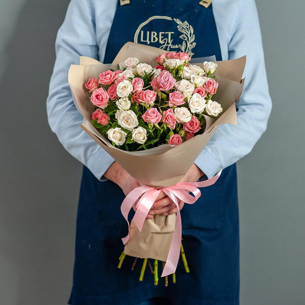 Букет кустовых роз в нежных тонах