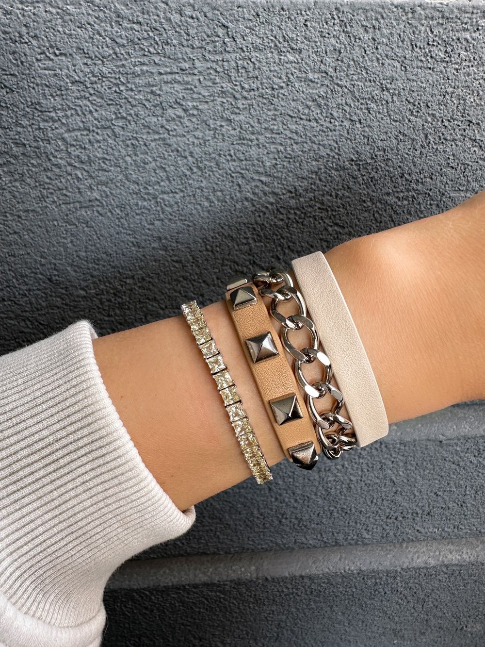 MISTRESS БРАСЛЕТ 01 MILK