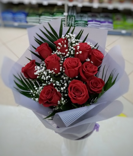 Букет из 15 роз Фридом с гипсофилой и зеленью
