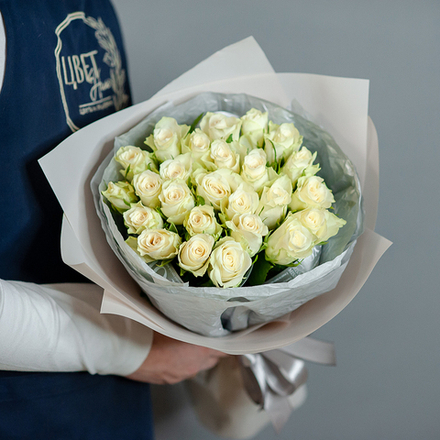 Белые кенийские розы в оформлении