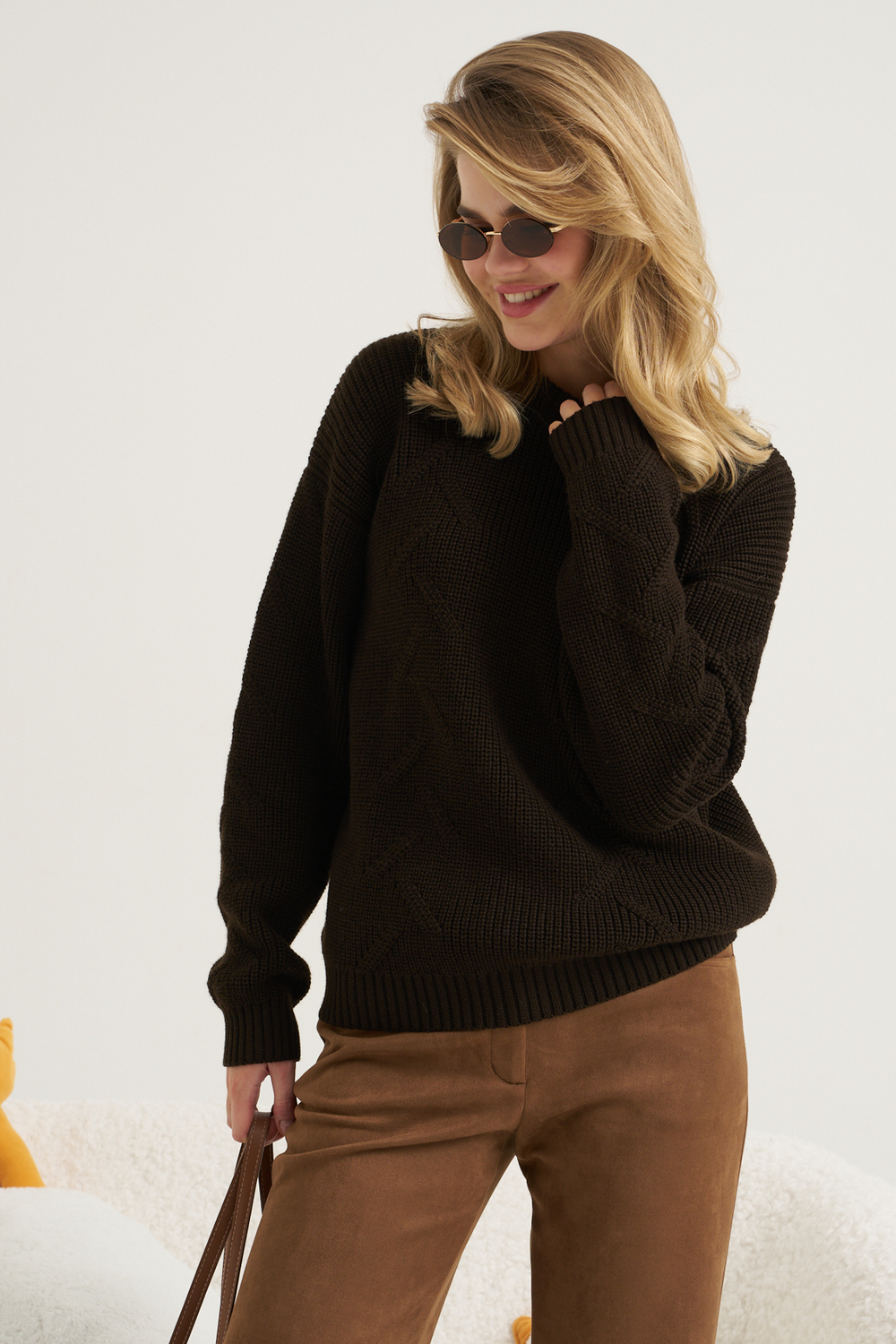 Свитер с крупной вязкой шоколадный