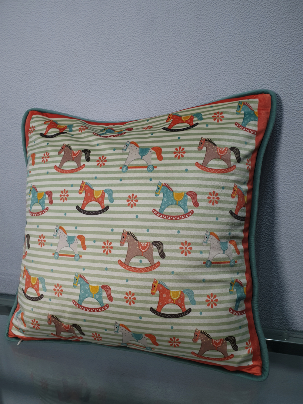 Подушка бархатная с деревянными лошадками