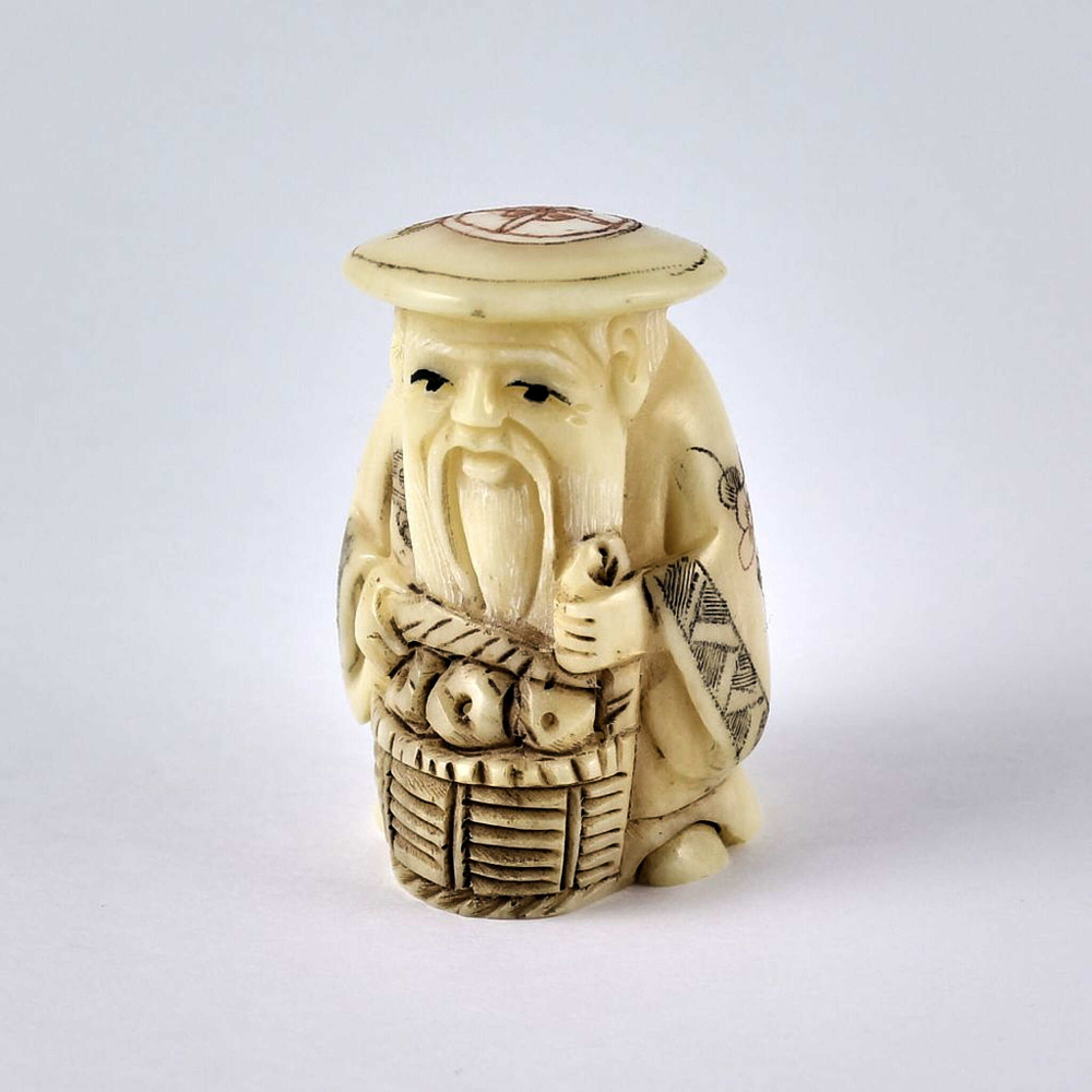 Нэцкэ Монах в круглой шляпе с корзиной рыбы