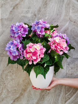Искусственные цветы Гортензия розово-лиловая густая 40см в белом кашпо