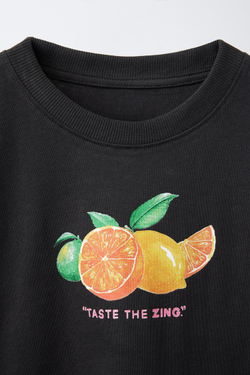 ZARA ФУТБОЛКА С ПРИНТОМ «ФРУКТ», ТЕМНЫЙ АНТРАЦИТ