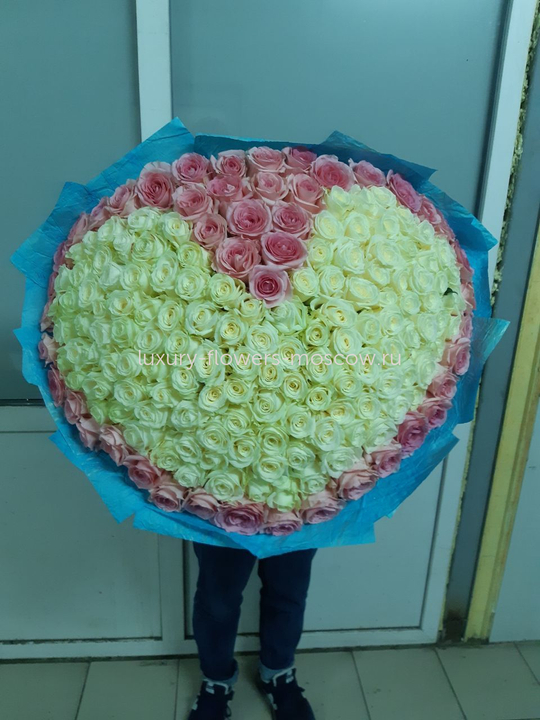 221 Роза сердцем в букете