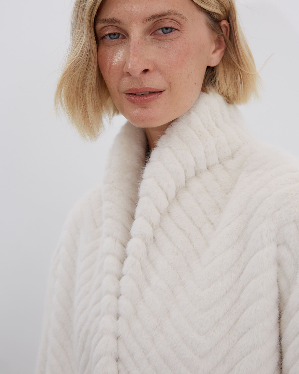 Шуба из искусственного меха норки зигзаг молочный