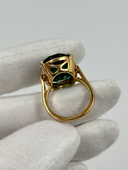 Кольцо с зелёным кристаллом