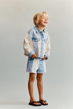 ZARA КОРОТКИЙ ДЖИНСОВЫЙ КОМБИНЕЗОН В СТИЛЕ ПЭЧВОРК С ЦВЕТОЧНЫМ ПРИНТОМ, ГОЛУБОЙ