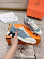 Женские кроссовки Hermes Bouncing голубого цвета с буквой на подошве