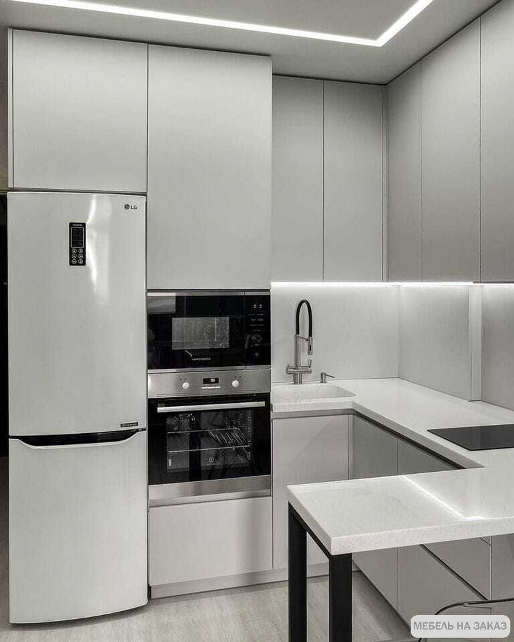 Белая кухня в потолок